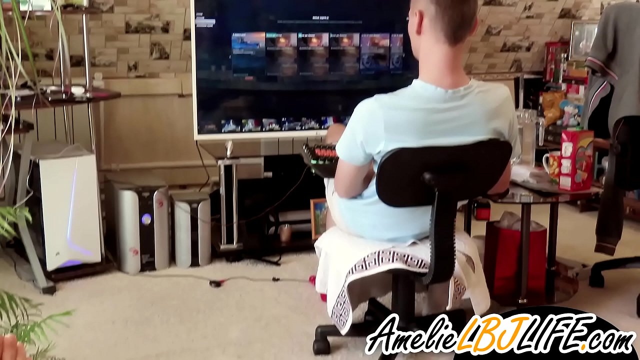 Охин найз залуудаа компьютер тоглоом тоглохын тулд секс тоглоомоор онгойлгож байна