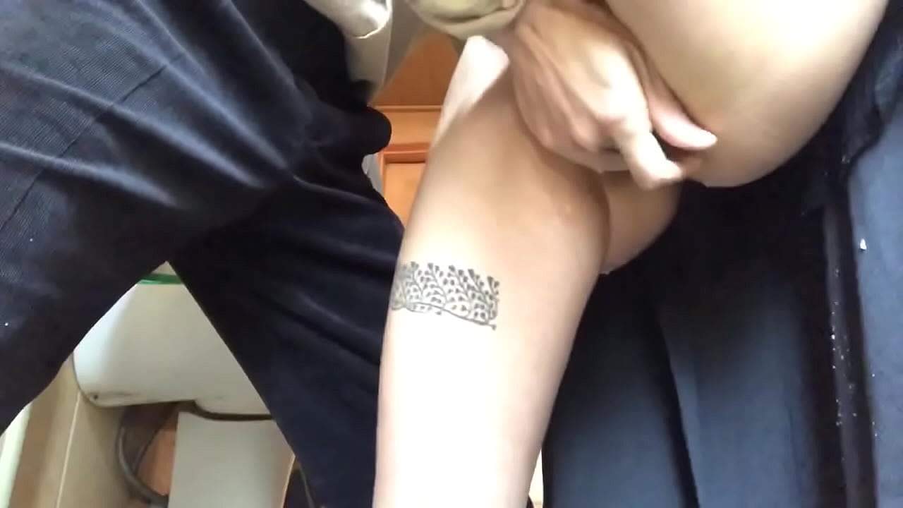 Сургуулийн угаалгын өрөөнд ус цацах, жинхэнэ хөөстэй дур ханах - багш маань чадах бүхнээ хийсэн