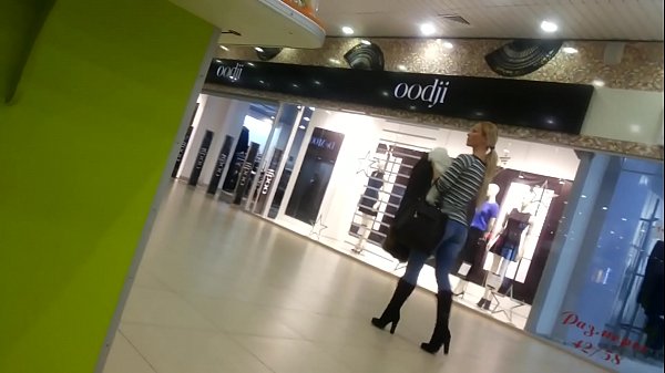 Супермаркет дахь сэрүүн дэгдээхэй.