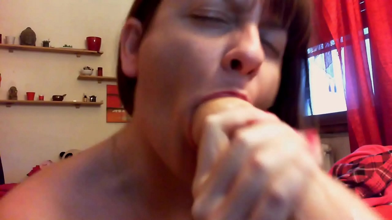 Халтар эгчдээ маш их дур тавилаа, амаа ангайгаад бүгдийг нь уу